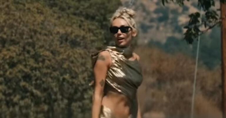 Miley Cyrus kondigt groot nieuws aan door in bikini over het gras te lopen: “Ik kan niet wachten!” (video’s)