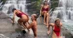 Dames in badpak wagen zich aan selfies nemen bij waterval. Maar dat verloopt wel HEEL moeizaam! (video)