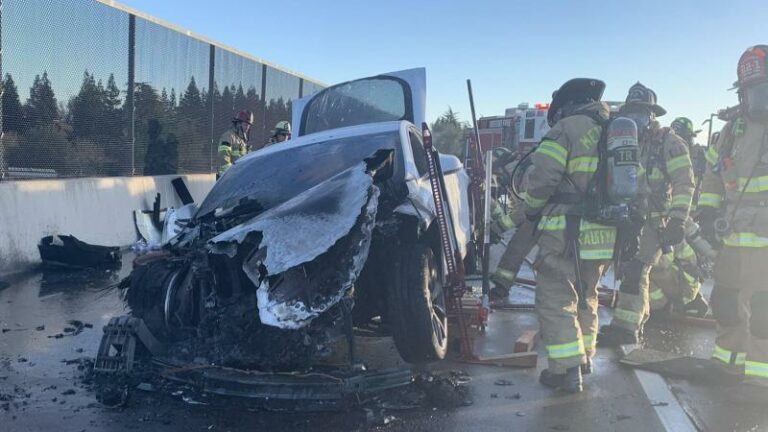WTF. Brandweer heeft 22.000 liter water nodig om brandende Tesla geblust te krijgen