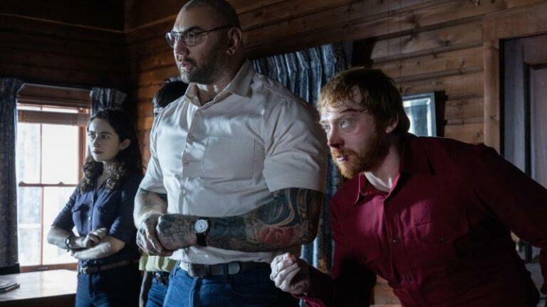 MOVIES. M.Night Shyamalan over ‘Knock at the Cabin’: «Ik hou van verhalen over het einde van de wereld»