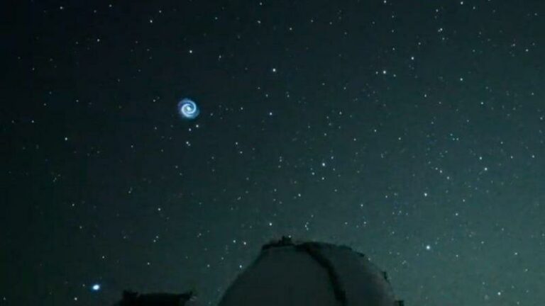 Mysterieuze lichtgevende spiraal gespot boven Hawaï (video)