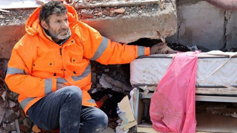 Foto van Turkse papa die hand van overleden dochter niet loslaat, gaat door merg en been