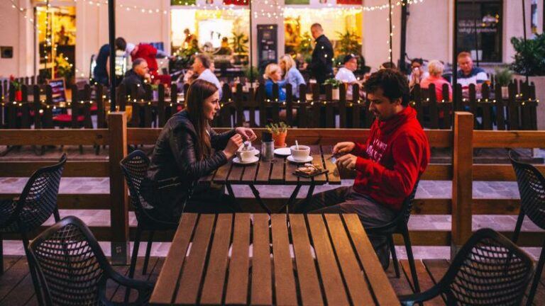 Dit zijn de slechtste plekken voor een eerste date: begrafenis beter dan McDonald’s