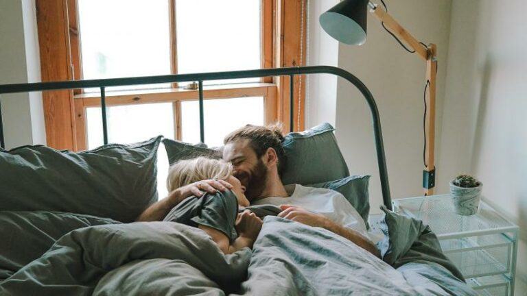 Scandinavische slaapmethode: waarom onze harten weer als één kloppen onder twee dekbedden