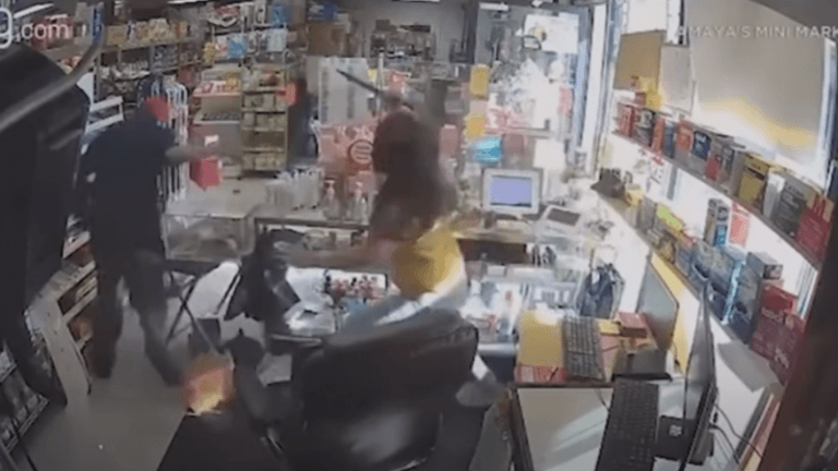 Wat een moed: vrouw overmeestert overvaller en achtervolgt hem met zijn eigen wapen (video)