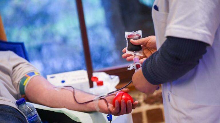 Hoge Gezondheidsraad raadt af mensen ouder dan 65 jaar bloed te laten geven
