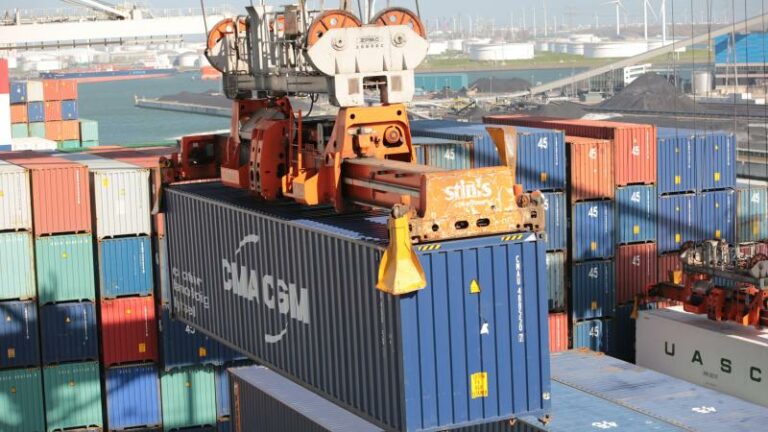 OEPS. Tiener spendeert wekenlang op zee na verstoppertje in scheepscontainer