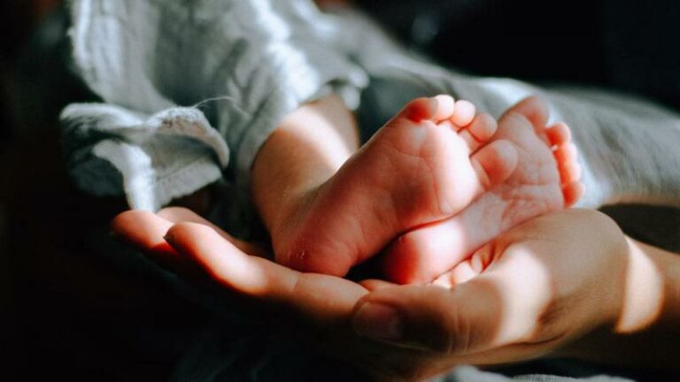 Baby van zes maanden gereanimeerd na val bij onthaalmoeder