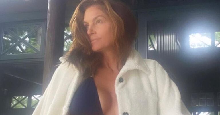 Cindy Crawford geniet in bad én deelt er foto’s van: “Nog altijd de knapste vrouw ter wereld!”