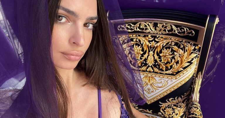 Poedelnaakte Emily Ratajkowski verbaast fans: “Ongelooflijk lichaam!” (foto’s/video)