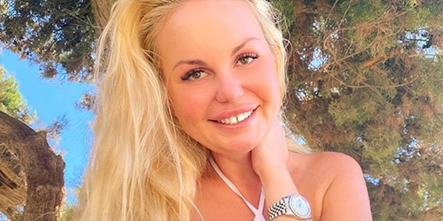 Lesley-Ann Poppe deelt foto van opvallende tongkus: “Mooi koppel!”