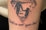 Vrouw beseft fouten in tattoo ter ere van overleden papa niet: “Dit is gênant…” (foto)