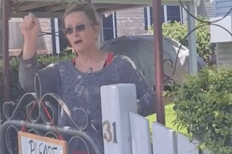 Deze ‘Karen’ gooide een bak uitwerpselen over geparkeerde wagen: “Je mag daar niet staan!” (video)
