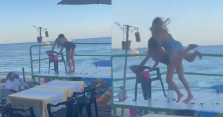 Dames wagen zich aan ‘leuk’ spelletje in strandbar. Maar dan? AUCH! (fails)