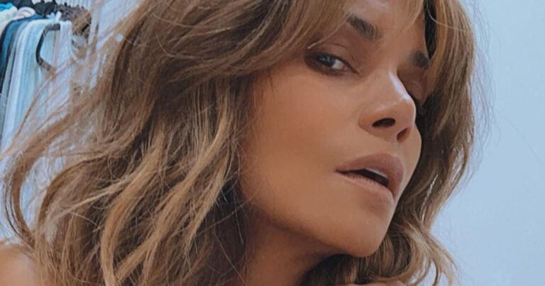 Halle Berry komt hard ten val op podium: “Ik viel recht op mijn gezicht!” (video)