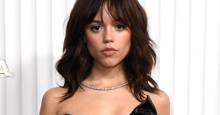 ‘Wednesday’-actrice Jenna Ortega poseert in straffe outfit: “Oogverblindend, zoals altijd!” (foto)