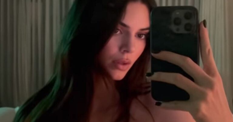 Bikinifoto van Kendall Jenner zorgt voor ophef: “Wat is er met je hand gebeurd?!”