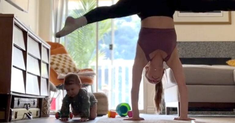 TE SCHATTIG: Lenige mama wil tonen wat ze kan, maar dan steelt dochtertje de show! (video)