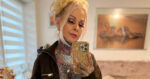 Oma poseert halfnaakt en toont lichaam dat VOL tattoos staat: “Prachtig!” (foto’s)