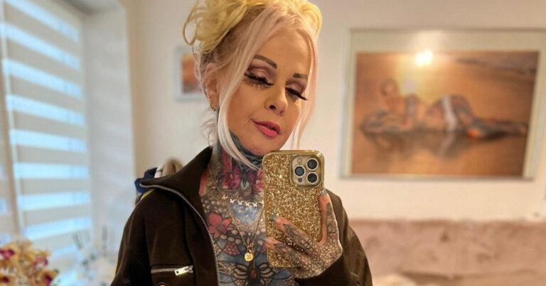 Oma poseert halfnaakt en toont lichaam dat VOL tattoos staat: “Prachtig!” (foto’s)