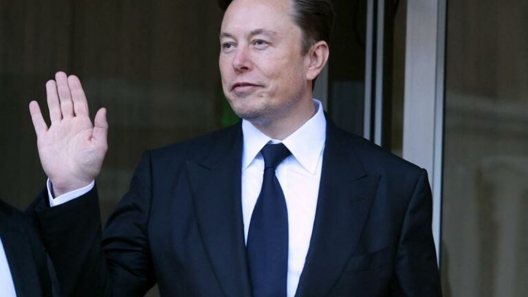 WTF. Elon Musk neemt bodyguards zelfs mee naar toilet