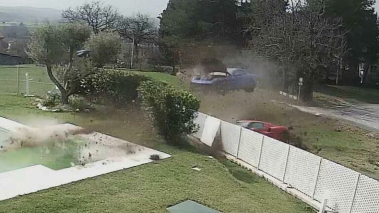 Race tussen twee Ferrari’s eindigt tegen omheining van villa: «Wow!» (video)