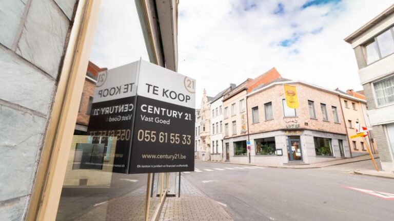 Vastgoedmarkt blijft afkoelen begin 2023, vooral in Vlaanderen