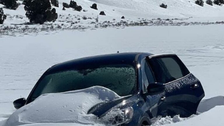 Opa rijdt zich vast in sneeuw en wordt na zes dagen levend teruggevonden: «Mirakel!»