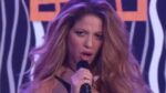 Shakira draagt gedurfde outfit tijdens optreden: «Ze vertrouwt haar topje wel héél hard!» (video)