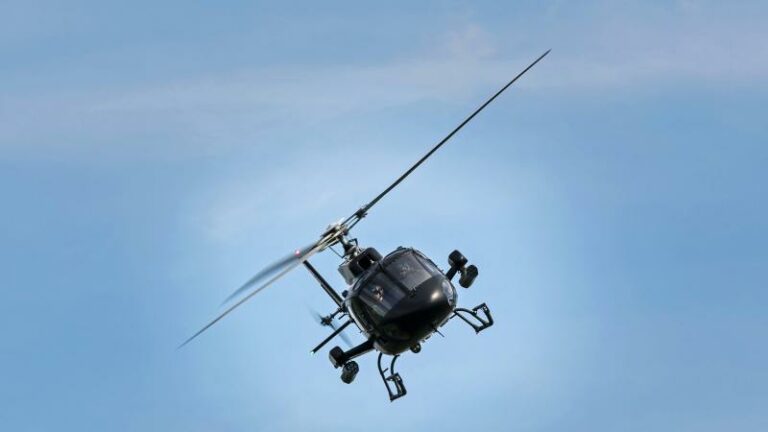 WTF. Man steelt helicopter en crasht