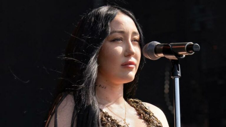 Ophef over doorschijnende outfit van Noah Cyrus: «Waarom mag zij haar borsten tonen en wij niet?»