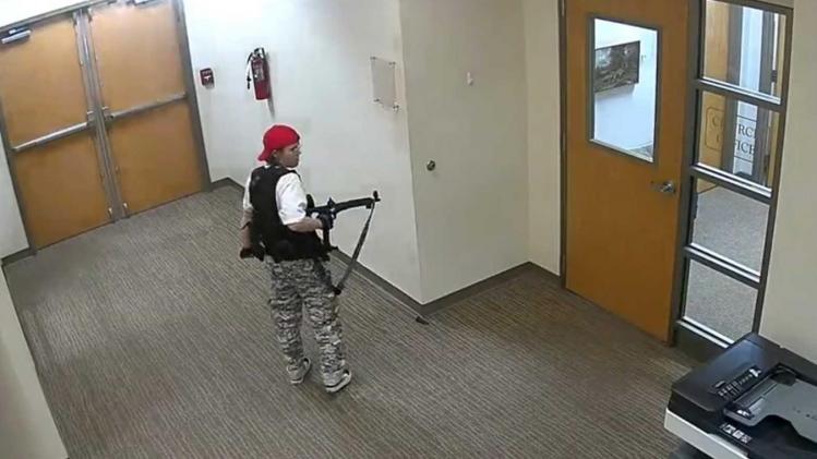 Beelden opgedoken van schutter die school in Nashville binnendringt (video)