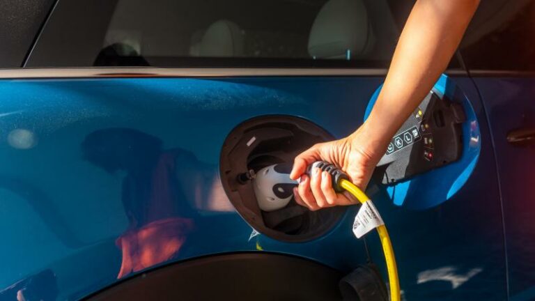 Amerikaanse studie waarschuwt voor ’s nachts opladen van elektrische auto