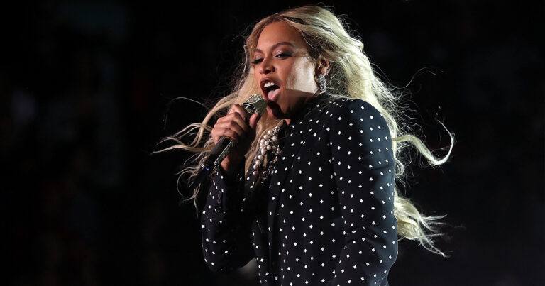 Beyoncé verbaast iedereen met doorschijnende outfit: “Je ziet er zo heet uit!” (foto’s)