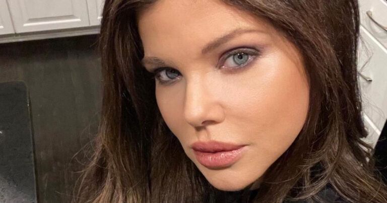 Jarige ‘Baywatch’-ster (55) trekt iconisch badpak nog eens aan: “Schoonheid!” (foto)
