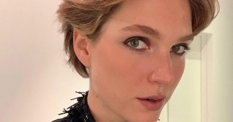 ‘Dertigers’-actrice Emma Moortgat pakt uit met opmerkelijke fotoshoot: “Iconisch!”