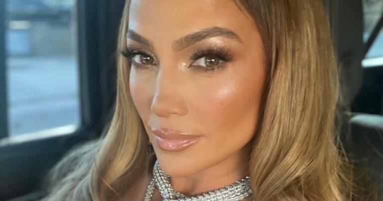 Jennifer Lopez poseert in sexy lingerie: “Te heet!” (foto’s)