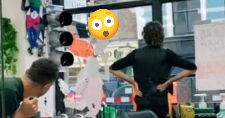 Dame poseert op zwoele wijze voor raam. Haar overbuur? Die geniet van het uitzicht! (video)