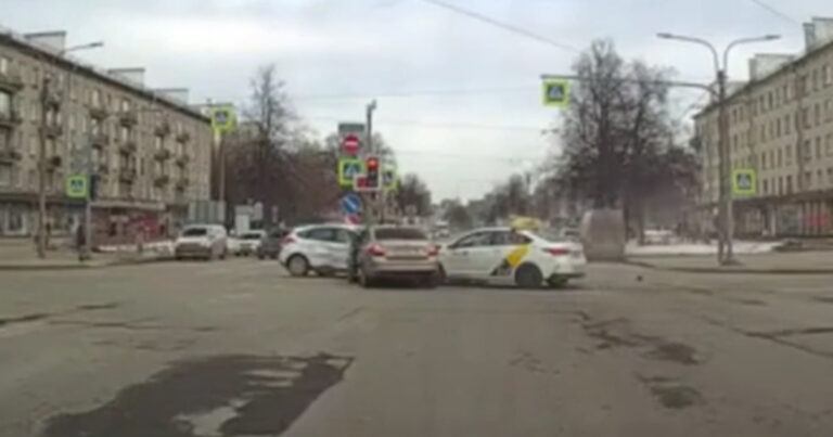 Onaandachtige chauffeurs negeren rood licht. Gevolg? RAVAGE! (video)
