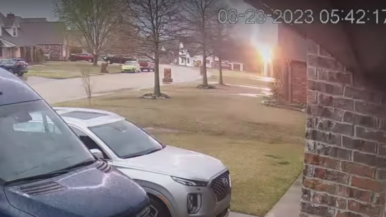 WOW. Huis vat vuur na blikseminslag: «Onwerkelijk hoe snel het ging» (video)