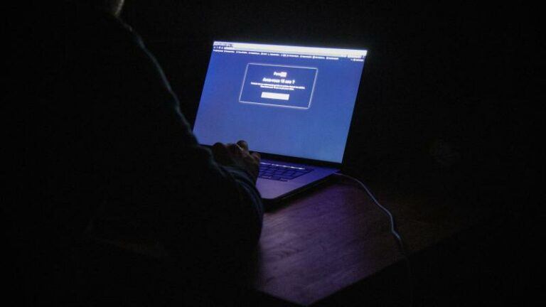 WTF. Advocaat die slachtoffers van seksueel misbruik verdedigt, betrapt op kinderporno