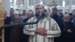 Kat bespringt imam tijdens Ramadangebed (video)