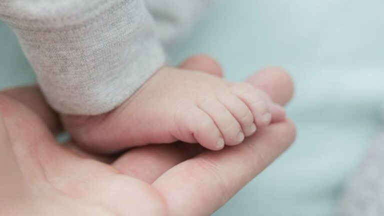 Baby overlijdt na val in emmer water in Zwitserland