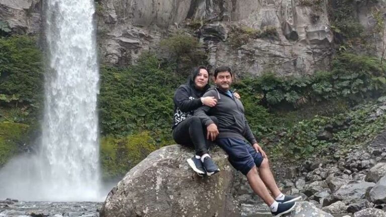 Toerist maakt foto van koppel aan waterval, maar verliest dan zijn evenwicht… (video)