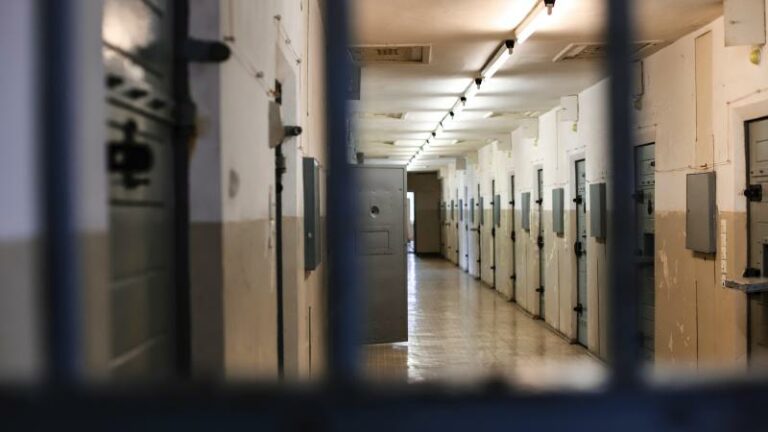 Man die spuwde naar agenten moet 70 jaar (!) achter tralies