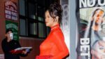 Rihanna steelt de show met zwangere buik in felle outfit (foto)