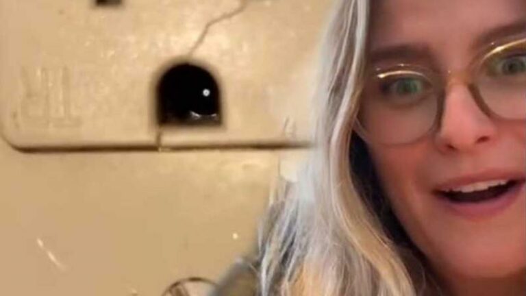 Vrouw treft verborgen camera aan in Airbnb-huis: «Gericht op de douche!» (video)
