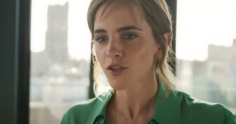 Actrice Emma Watson viert verjaardag in doorschijnende outfit: “Wat een godin!” (foto’s)