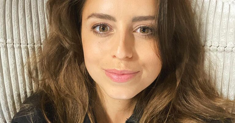 ‘Thuis’-actrice Lynn Van den Broeck pakt uit met bikinifoto: “Wow, mooi!”