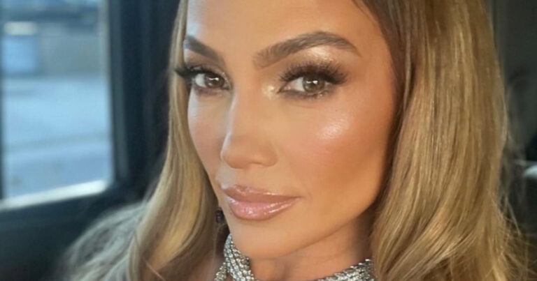 Jennifer Lopez legt zich halfnaakt voor de lens: “Meest sexy vrouw ter wereld!” (foto)